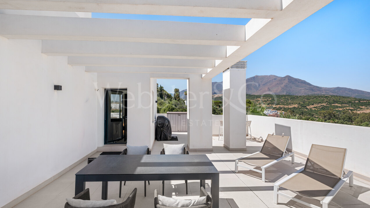 Penthouse Laguna - Modern Duplex in Estepona