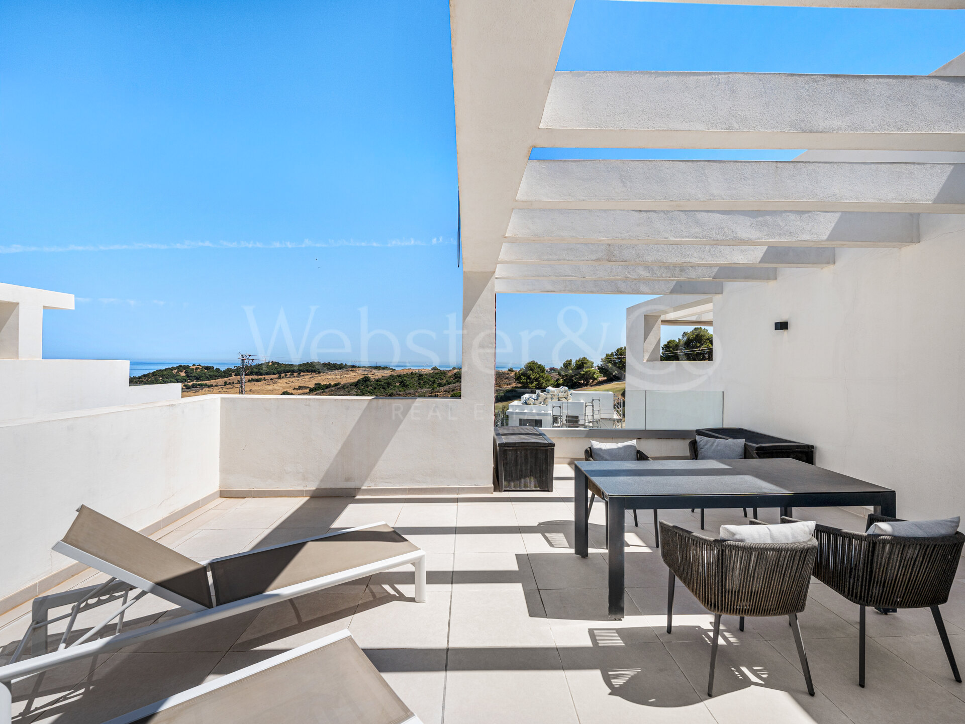 Penthouse Laguna - Modern Duplex in Estepona