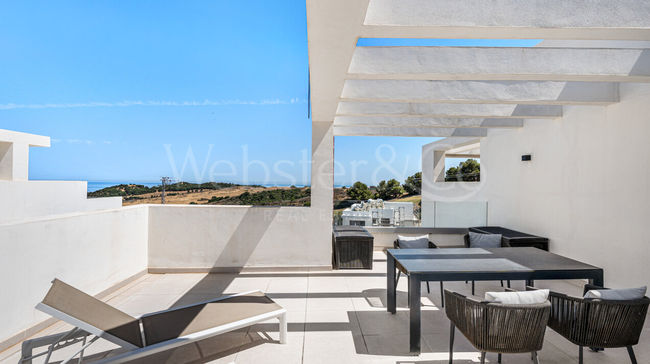 Penthouse Laguna - Modern Duplex in Estepona