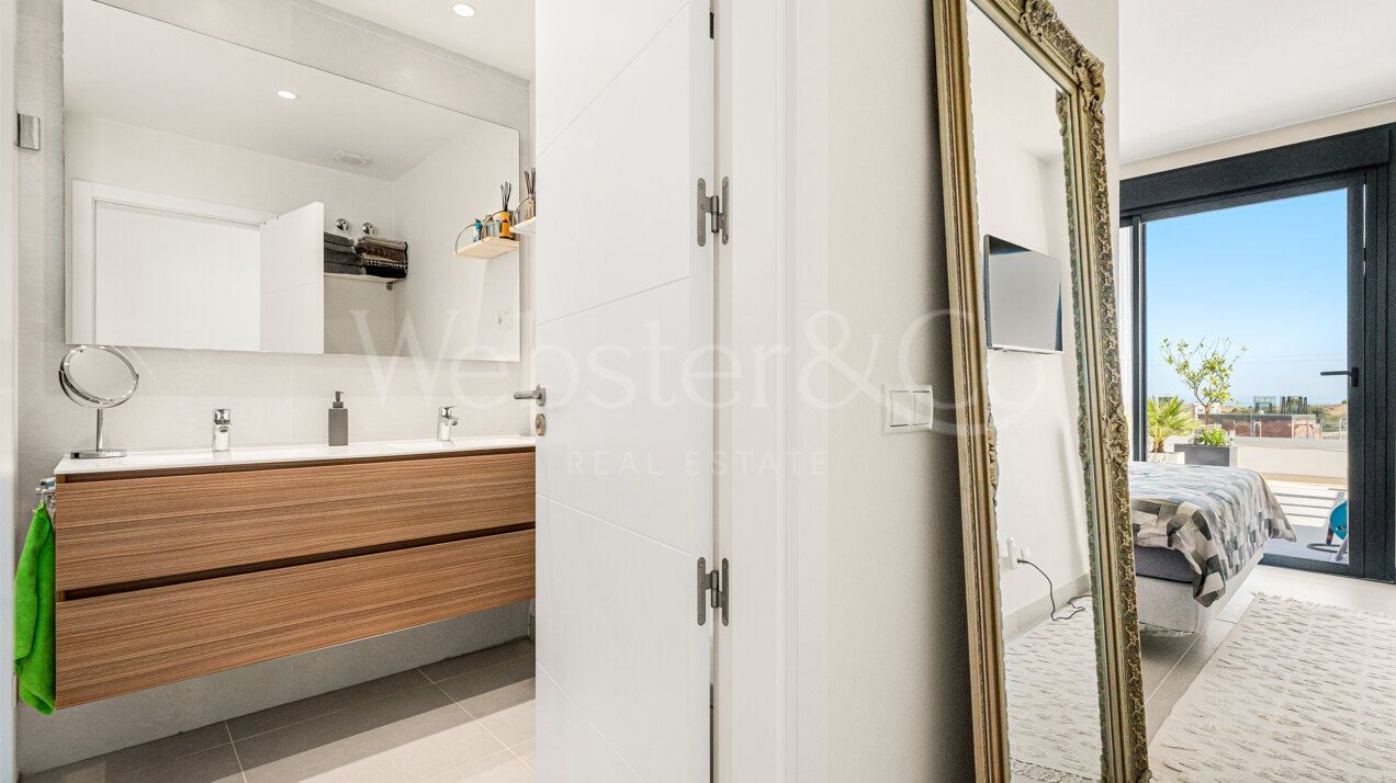 Penthouse Laguna - Modern Duplex in Estepona