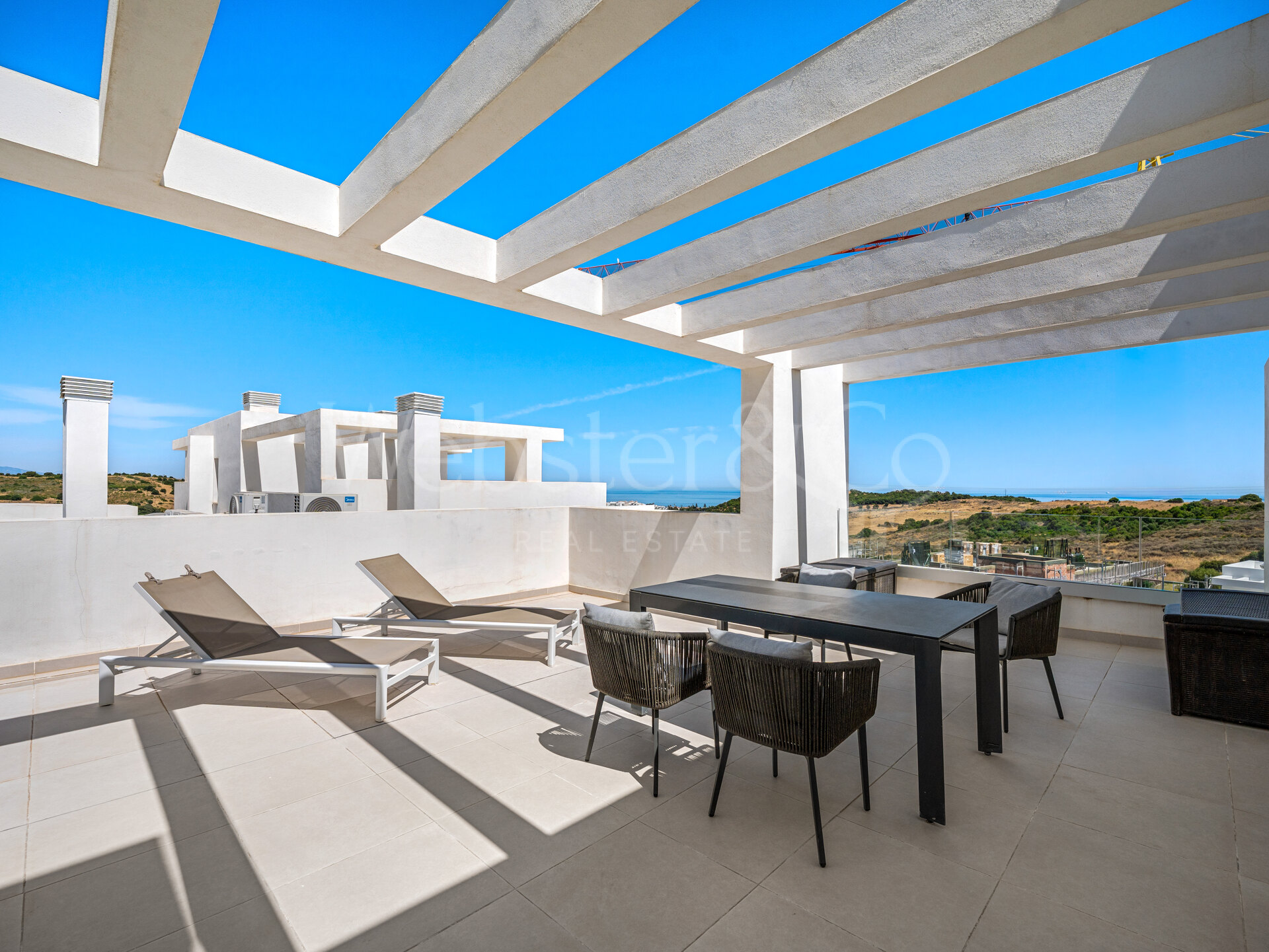 Penthouse Laguna - Modern Duplex in Estepona