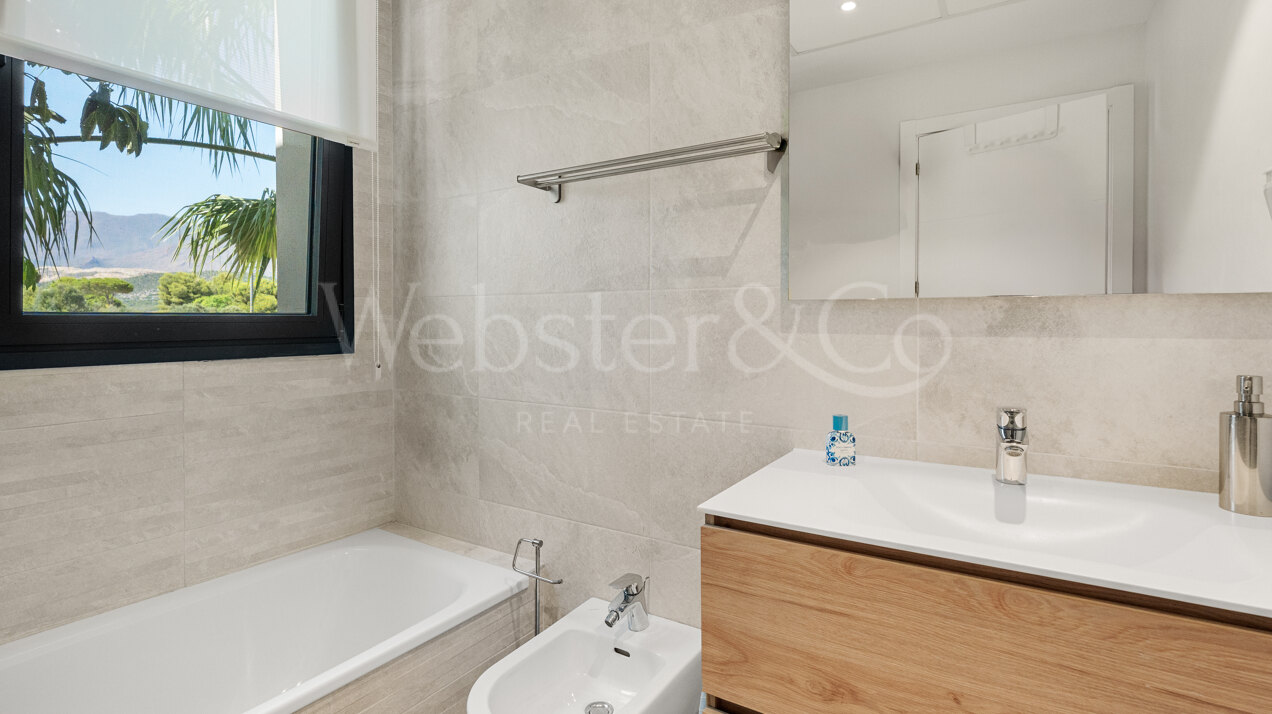 Penthouse Laguna - Modern Duplex in Estepona