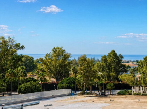 Property Highlights:- Brand new apartment- 3 bedrooms- 2 bathrooms- Built in 2025- Open plan living- Private terrace- Mountain views- Partial sea views- Rooftop pool- Nueva Andalucía