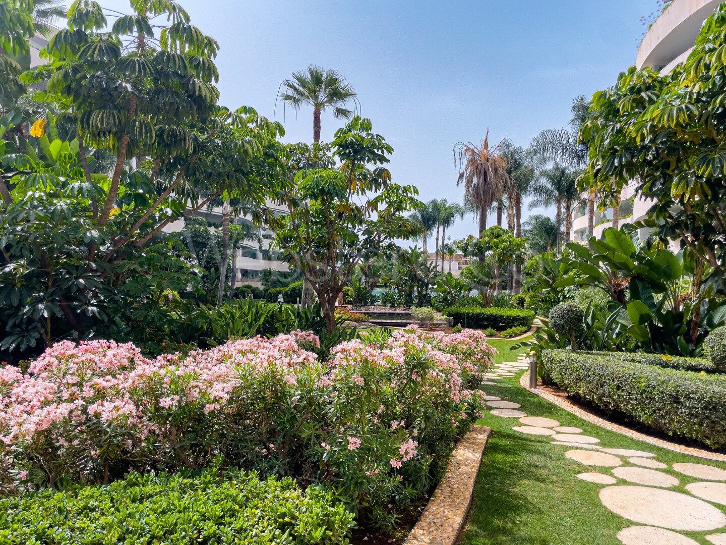 Oasis Del Mar - Beachside Luxury in Puerto Banús