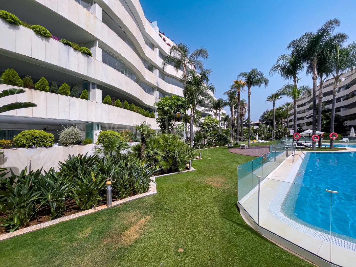Oasis Del Mar - Beachside Luxury in Puerto Banús