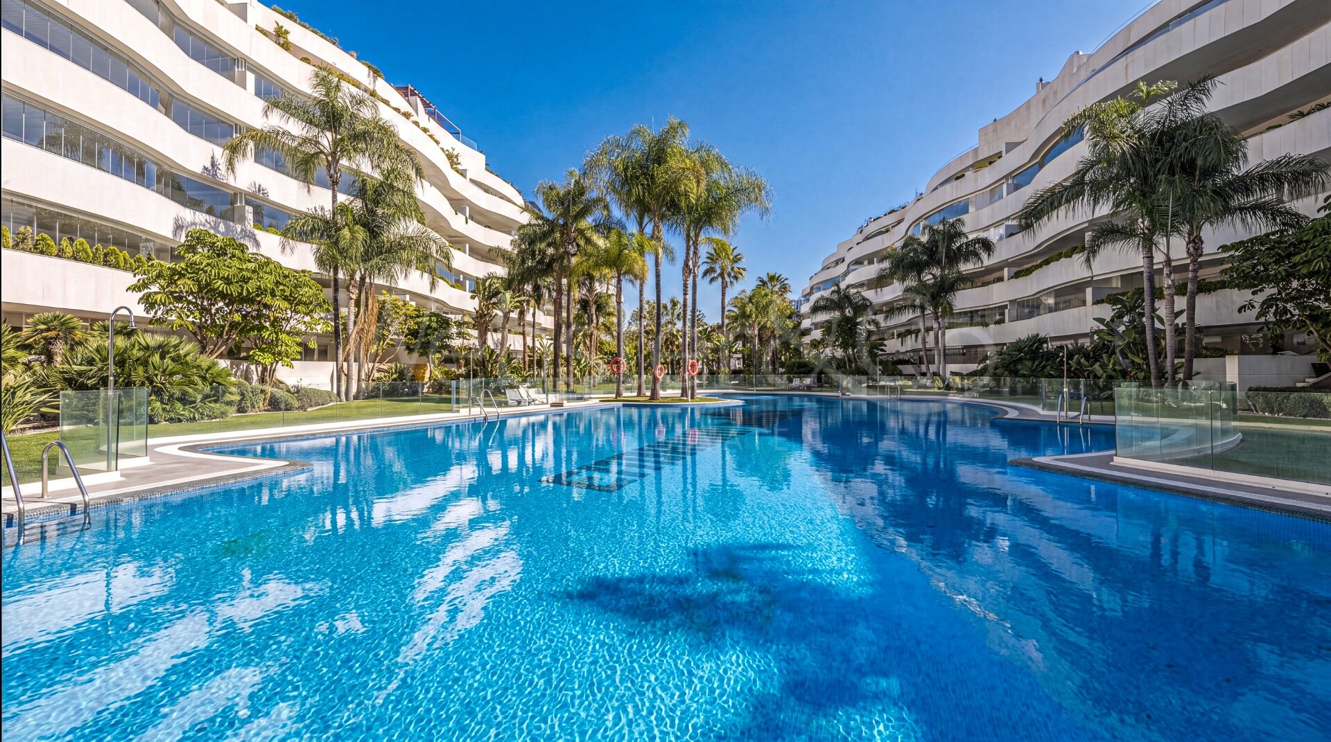 Oasis Del Mar - Beachside Luxury in Puerto Banús