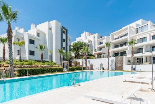 Property Highlights: - 2 Bedrooms- 2 Bathrooms- Private Garden- 54 m² Terrace- Southwest Facing- Siemens Appliances- Communal Pool- Residents' Gym- Private Parking- Storage Room