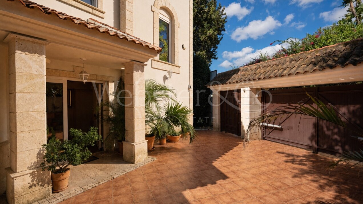 Villa Fiore - Italian Style Home in El Rosario