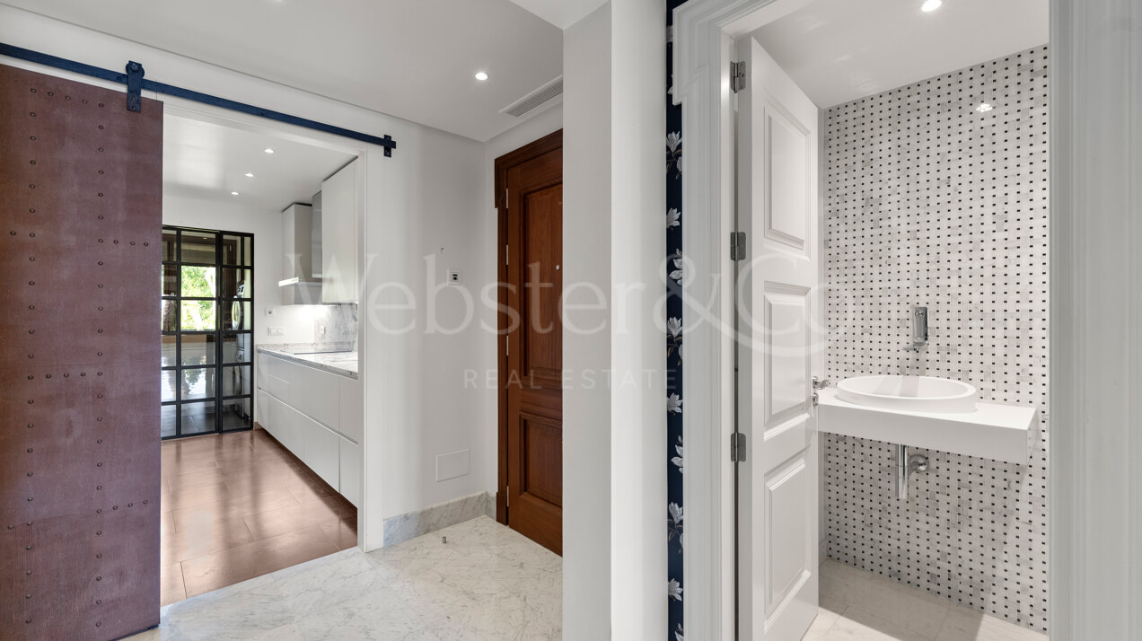 Apartment Azura - Beachfront Elegance, Los Monteros