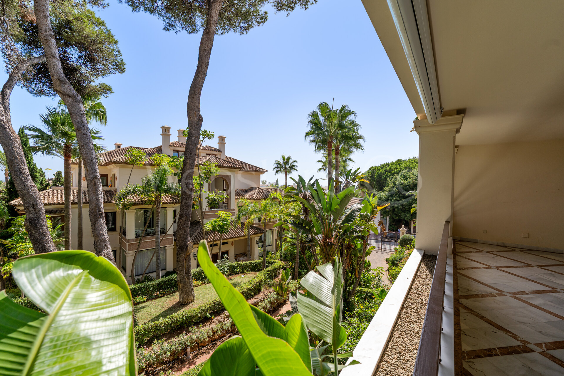 Apartment Azura - Beachfront Elegance, Los Monteros