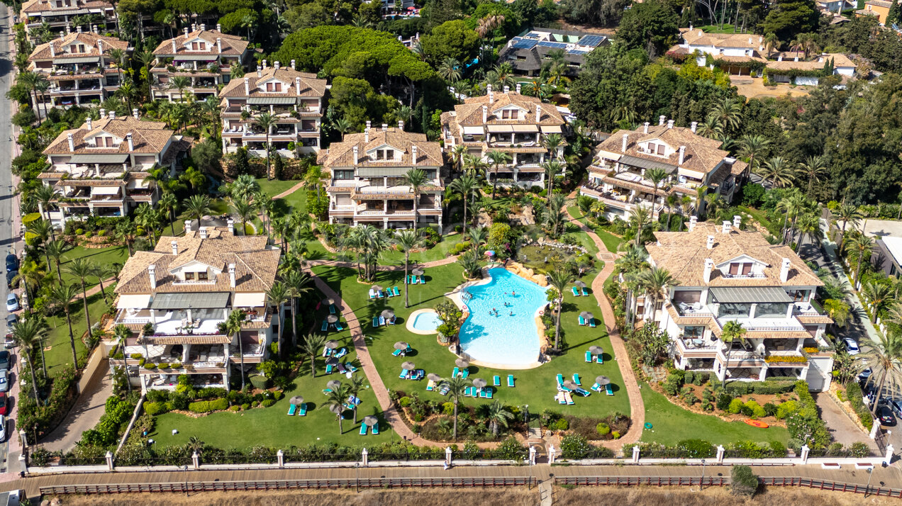 Apartment Azura - Beachfront Elegance, Los Monteros