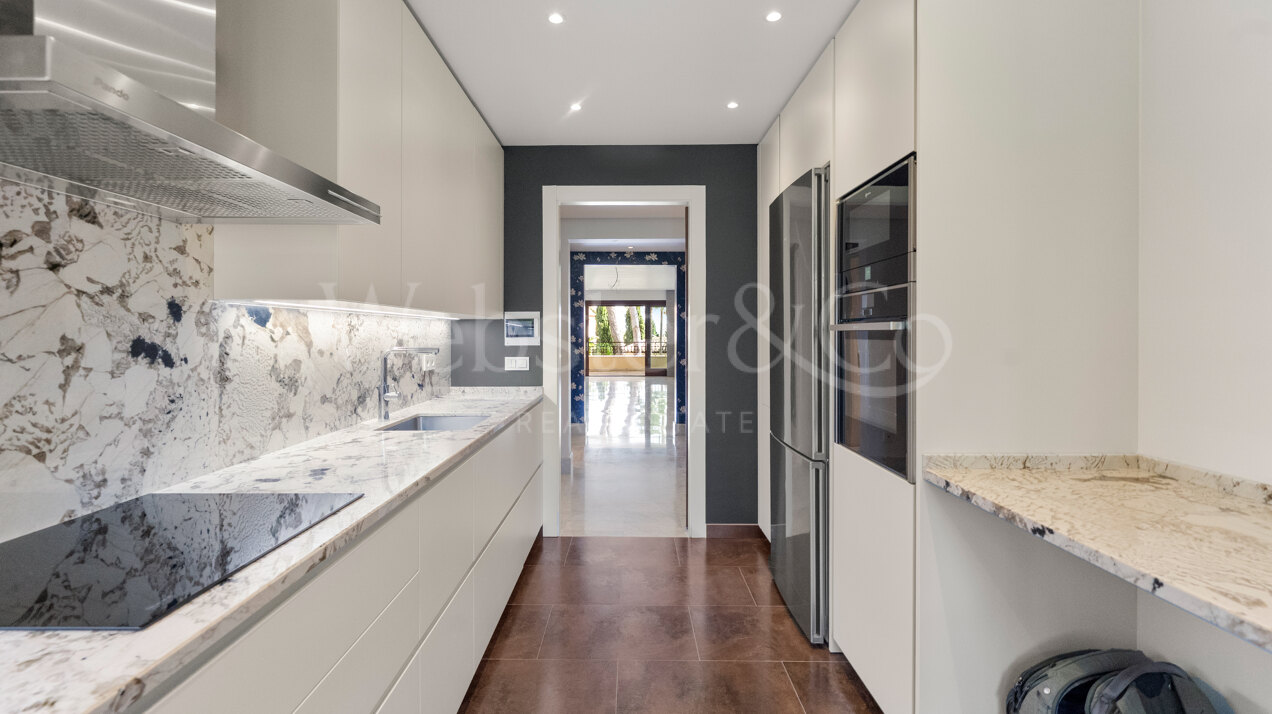 Apartment Azura - Beachfront Elegance, Los Monteros