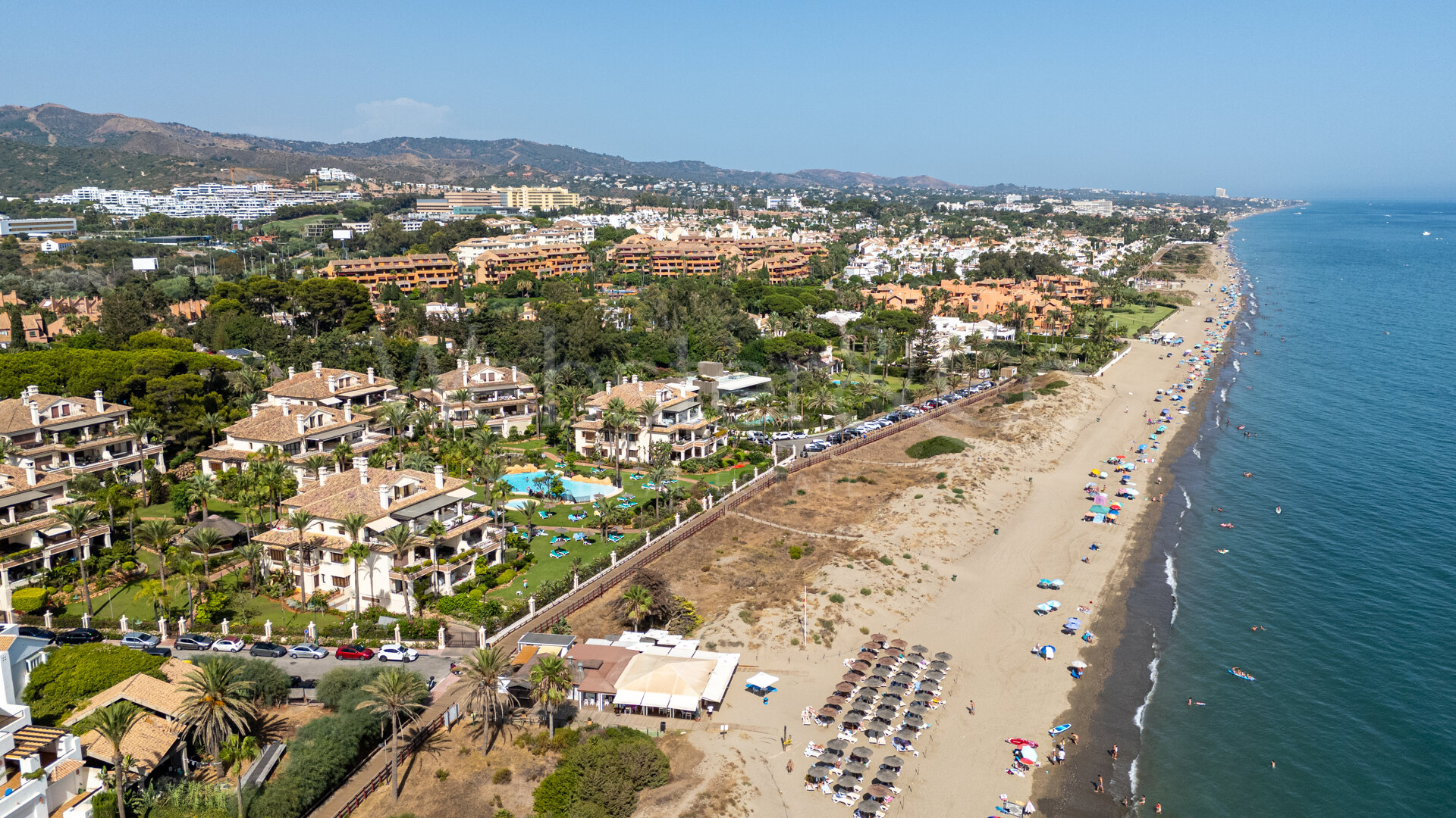 Apartment Azura - Beachfront Elegance, Los Monteros