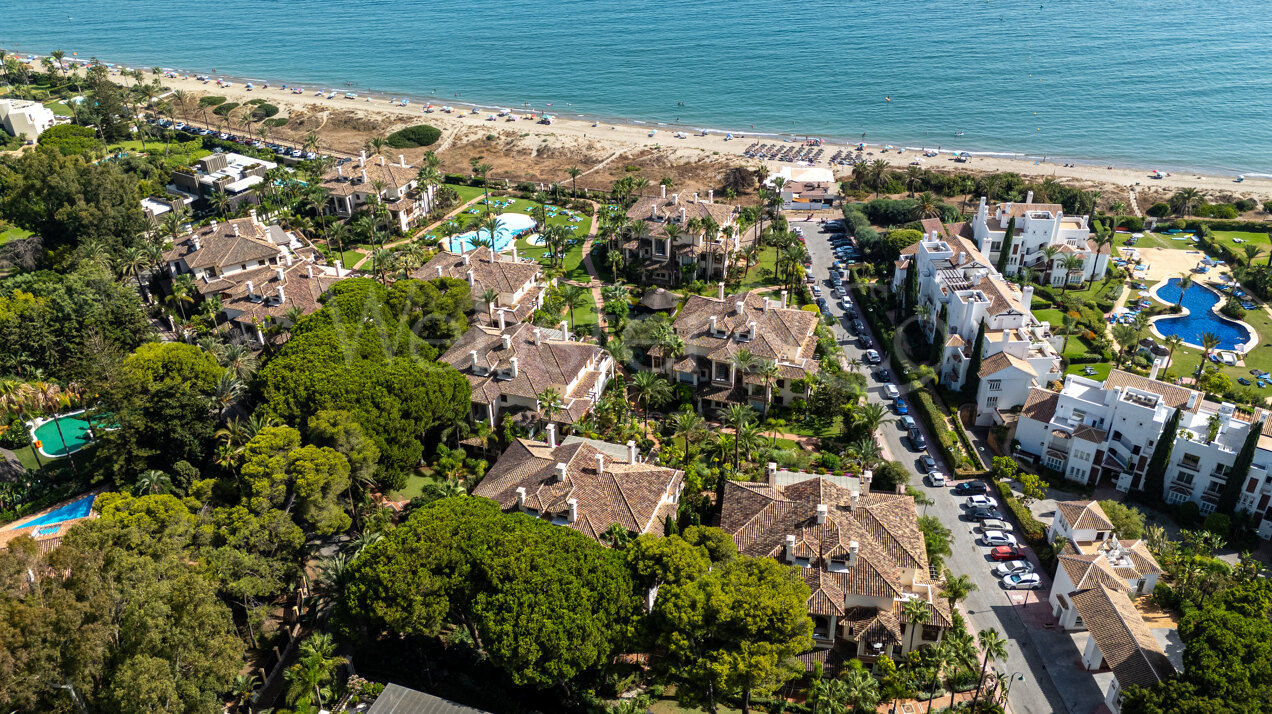 Apartment Azura - Beachfront Elegance, Los Monteros