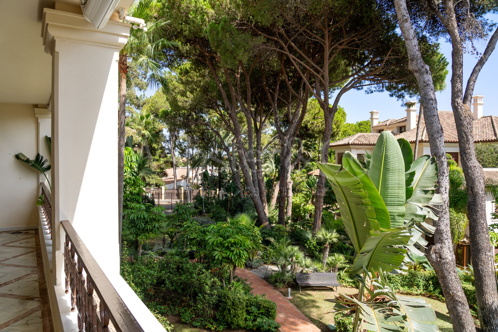 Apartment Azura - Beachfront Elegance, Los Monteros