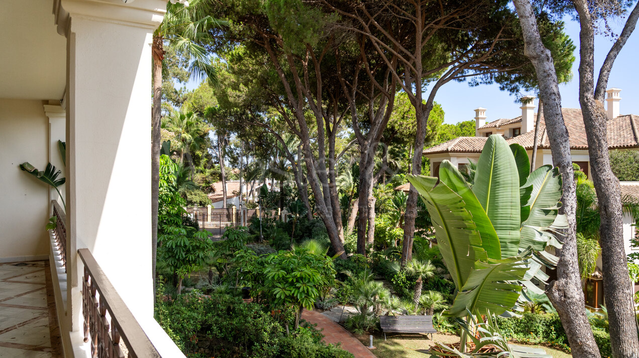 Apartment Azura - Beachfront Elegance, Los Monteros