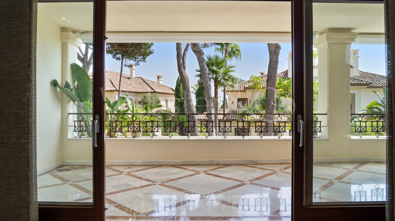 Apartment Azura - Beachfront Elegance, Los Monteros
