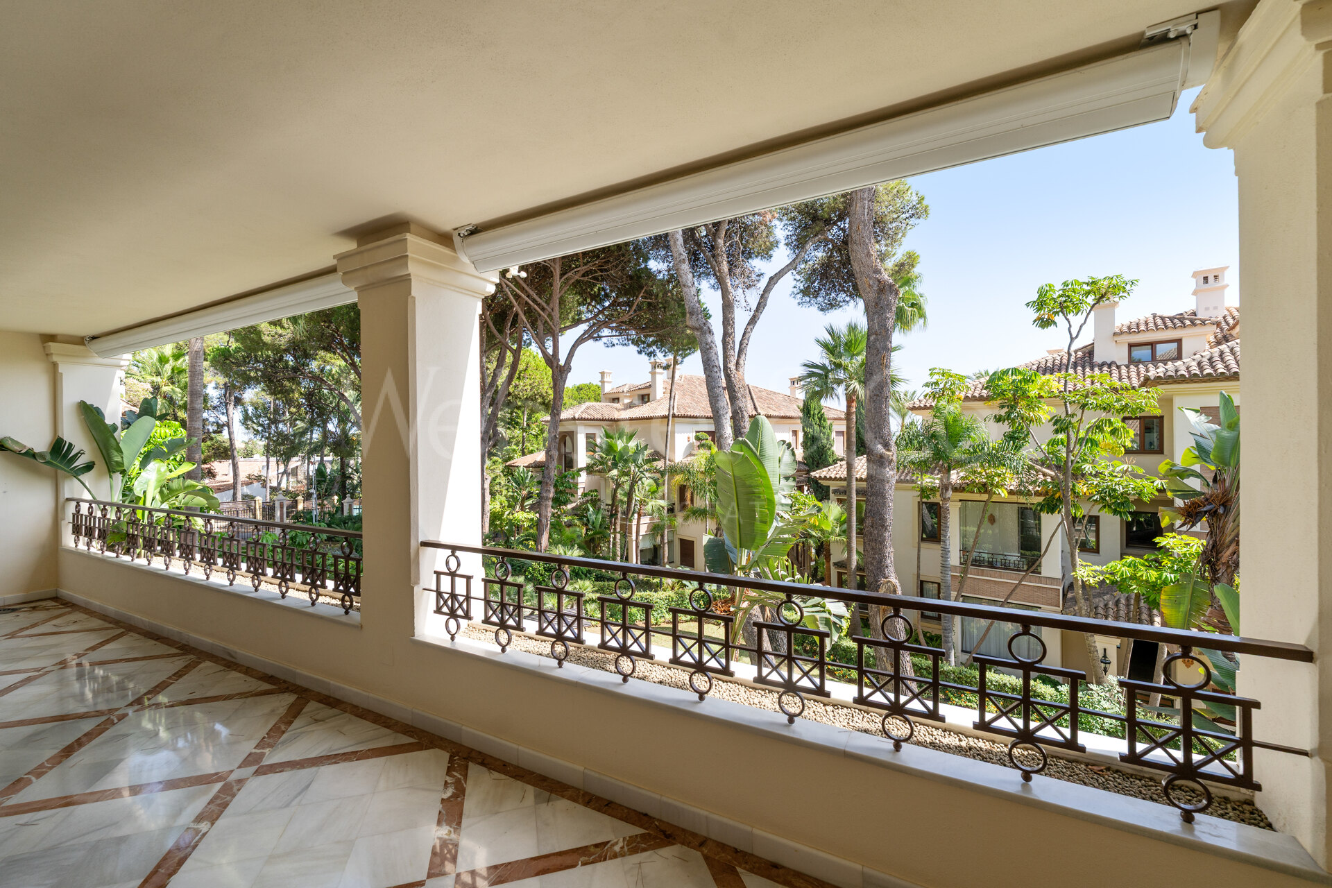 Apartment Azura - Beachfront Elegance, Los Monteros