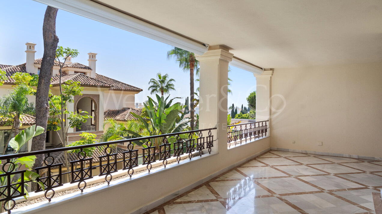 Apartment Azura - Beachfront Elegance, Los Monteros