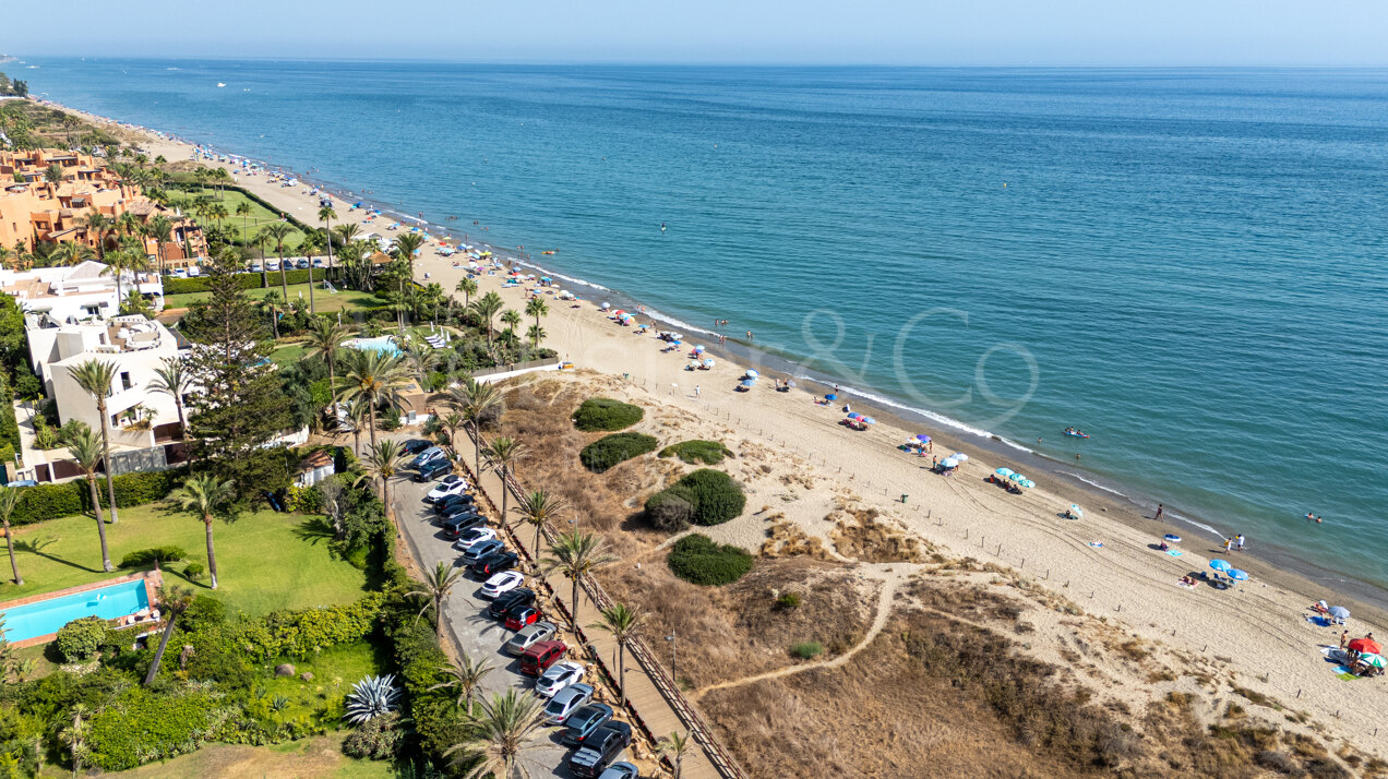 Apartment Azura - Beachfront Elegance, Los Monteros