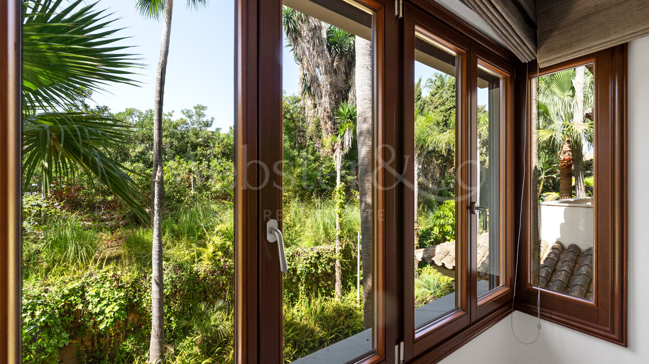 Apartment Azura - Beachfront Elegance, Los Monteros