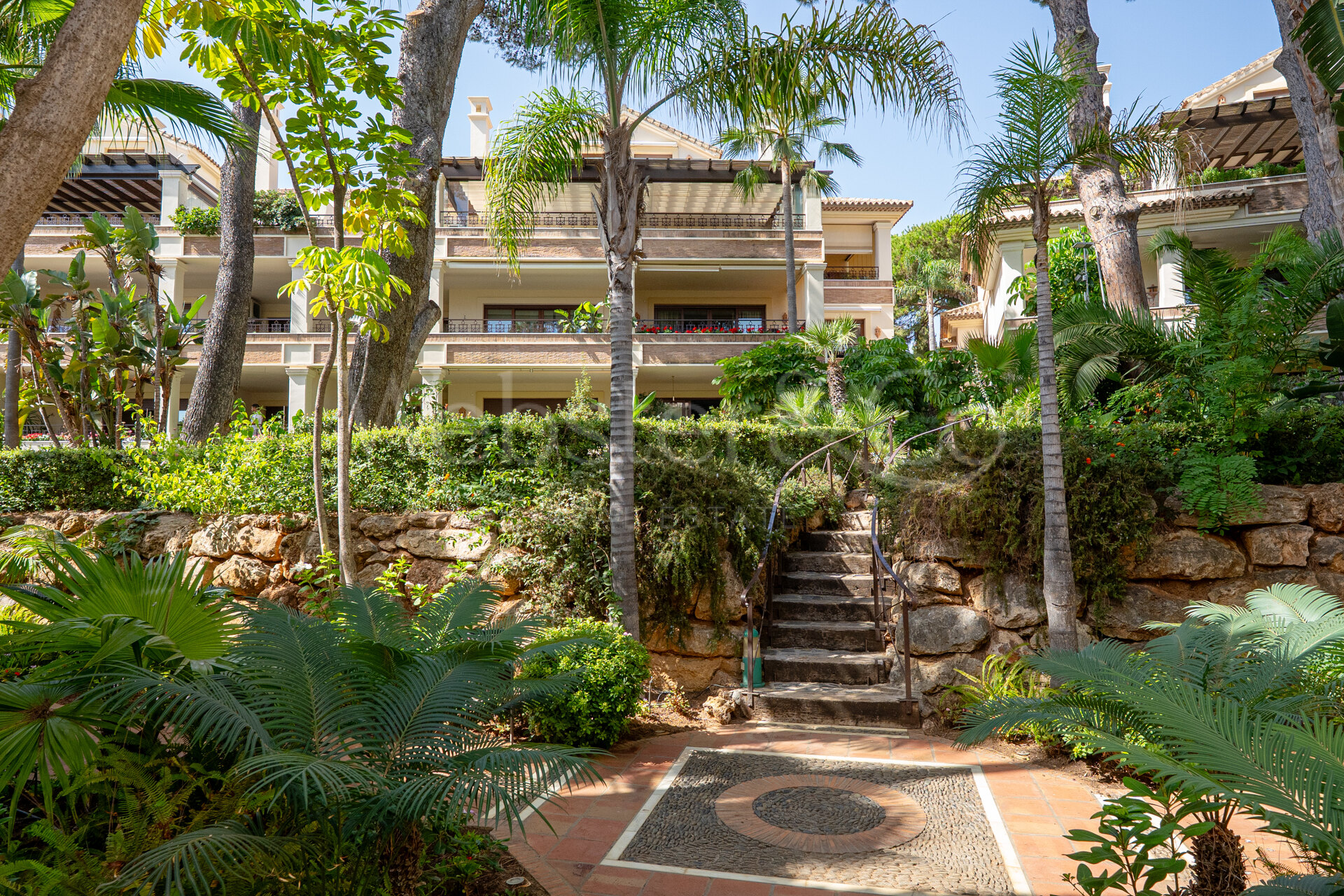 Apartment Azura - Beachfront Elegance, Los Monteros