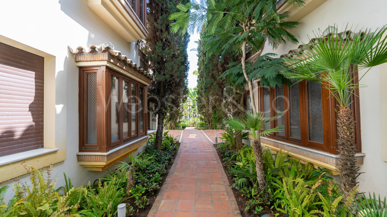 Apartment Azura - Beachfront Elegance, Los Monteros