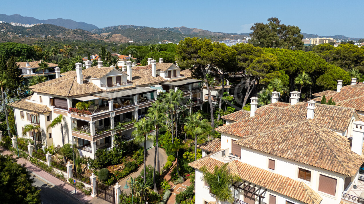 Apartment Azura - Beachfront Elegance, Los Monteros
