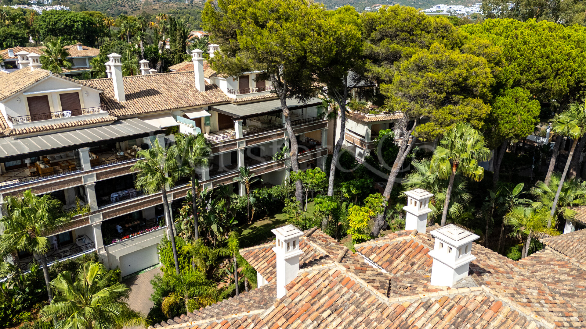 Apartment Azura - Beachfront Elegance, Los Monteros