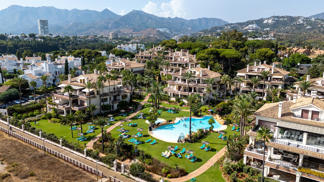 Apartment Azura - Beachfront Elegance, Los Monteros