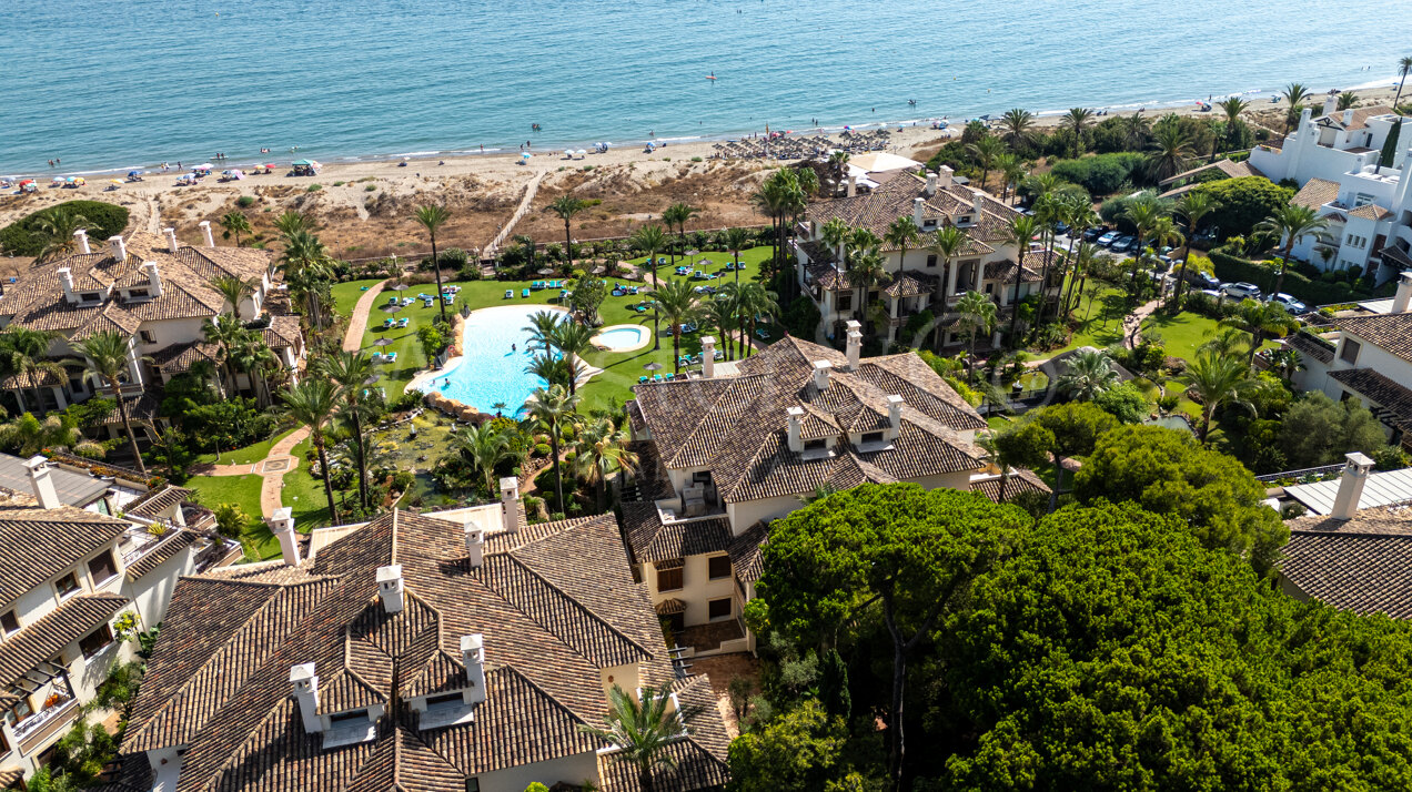 Apartment Azura - Beachfront Elegance, Los Monteros