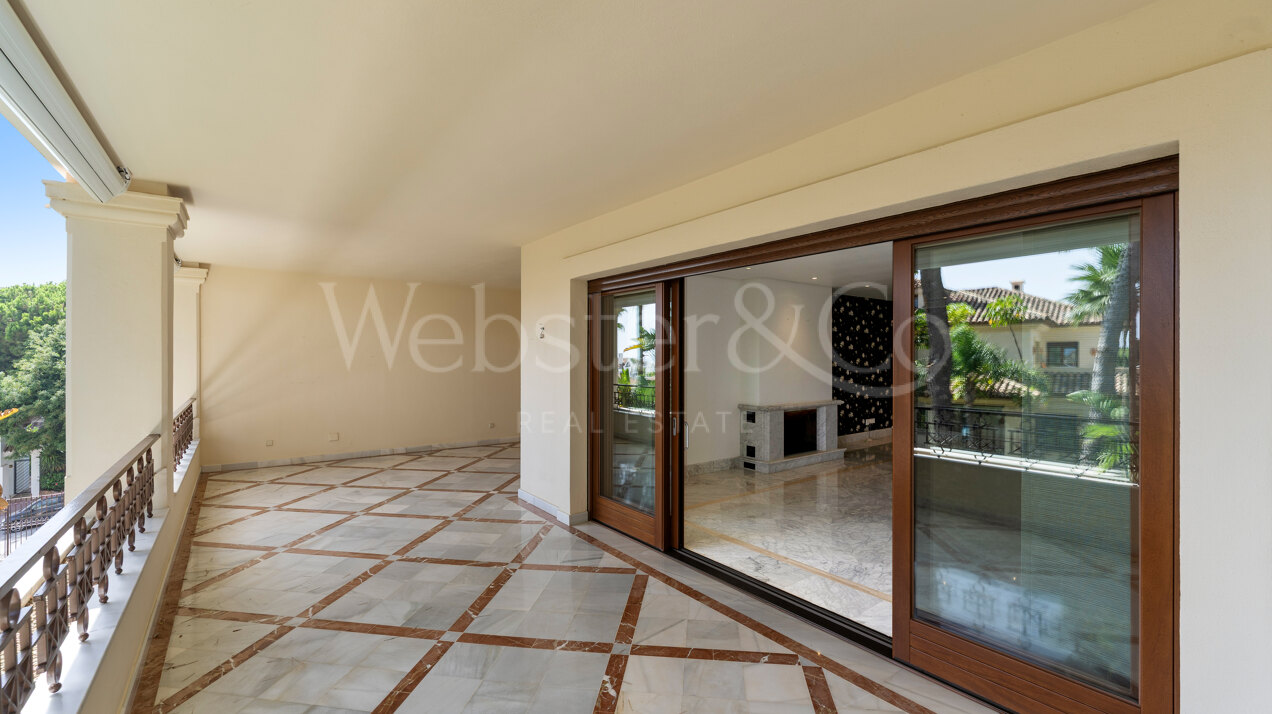 Apartment Azura - Beachfront Elegance, Los Monteros