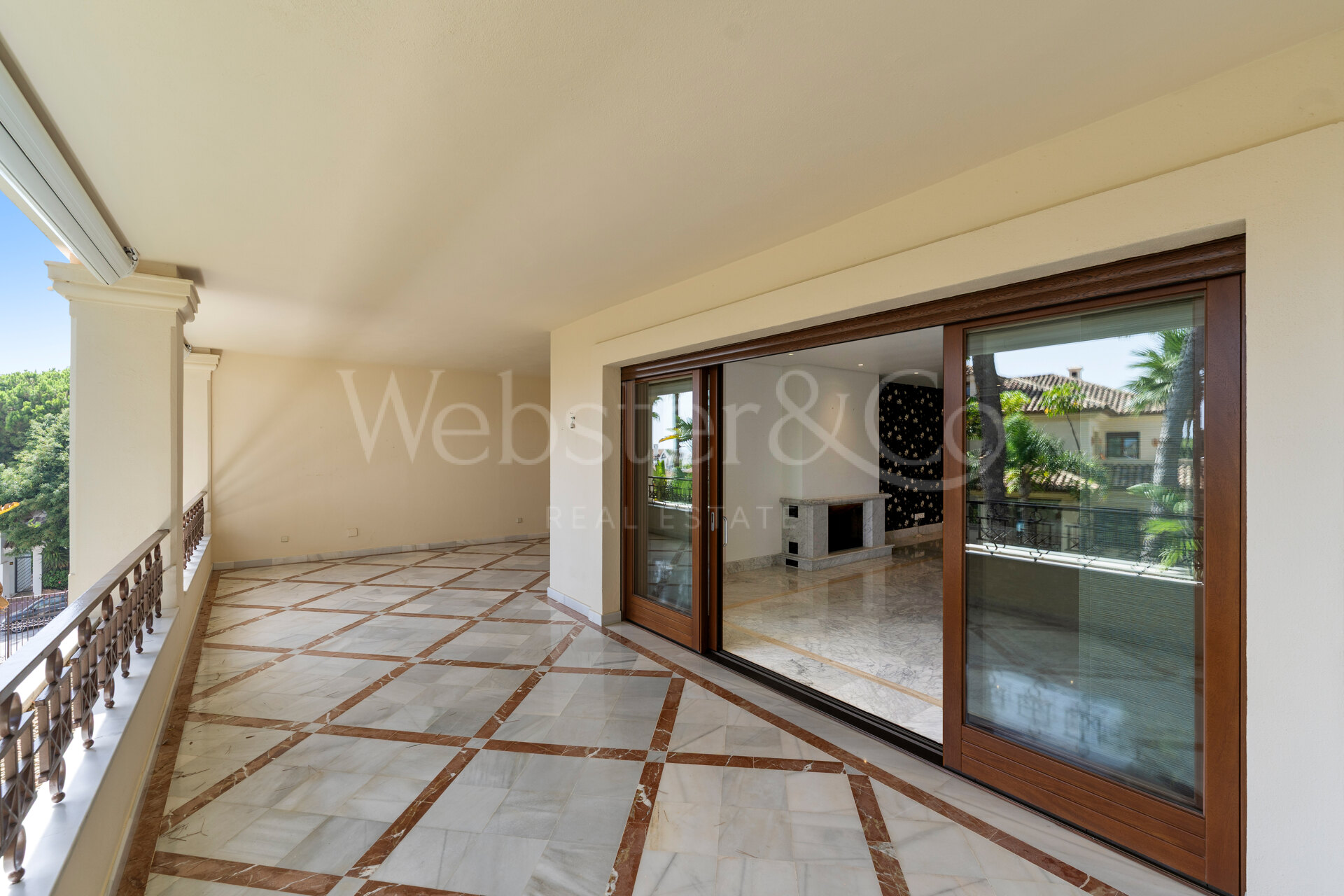 Apartment Azura - Beachfront Elegance, Los Monteros