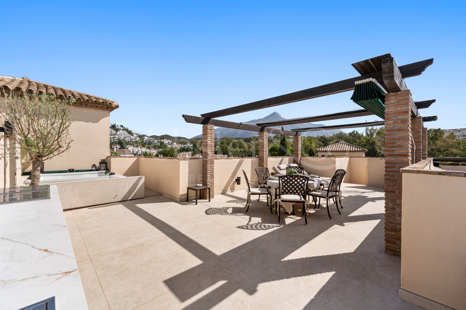 Penthouse Las Brisas – Elegante Dúplex, Nueva Andalucía