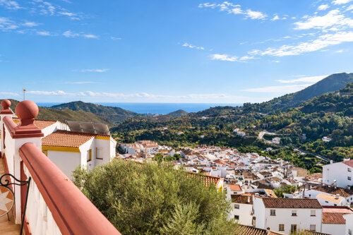 Property Highlights:- Panoramic views- Ojen townhouse- 7 bedrooms- 5 bathrooms- Two apartments- Private entrances- Rental potential- South-west facing- Private garage- Near Marbella