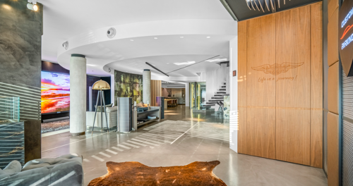 Property Highlights: - 586.96 m² built- Two levels- Corporate showroom- Administrative offices- Meeting rooms- Immersive demo rooms- Advanced audiovisual- Integrated automation- Equipped kitchen- Glass wine cellar