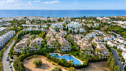 Property Highlights: - 2 Bedrooms- 2 Bathrooms- Puerto Banús- Gated Community- Landscaped Gardens- Communal Pools- Walk to Marina- Near Golf Valley- Rental Potential