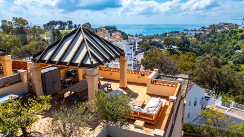 Property highlights:- -Duplex penthouse -Sea views -Rooftop solarium -Beachside location -Open plan living -Large terrace windows -Panoramic views -2 bedrooms -2 bathrooms -Private parking