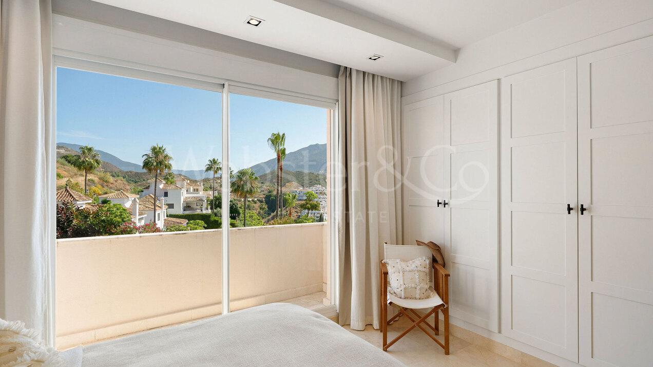 Apartment Phoenix - Renovated Elegance, Nueva Andalucia