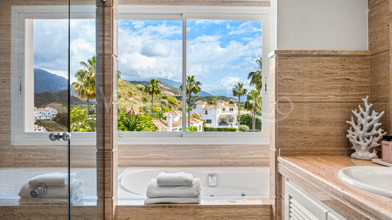Apartment Phoenix - Renovated Elegance, Nueva Andalucia