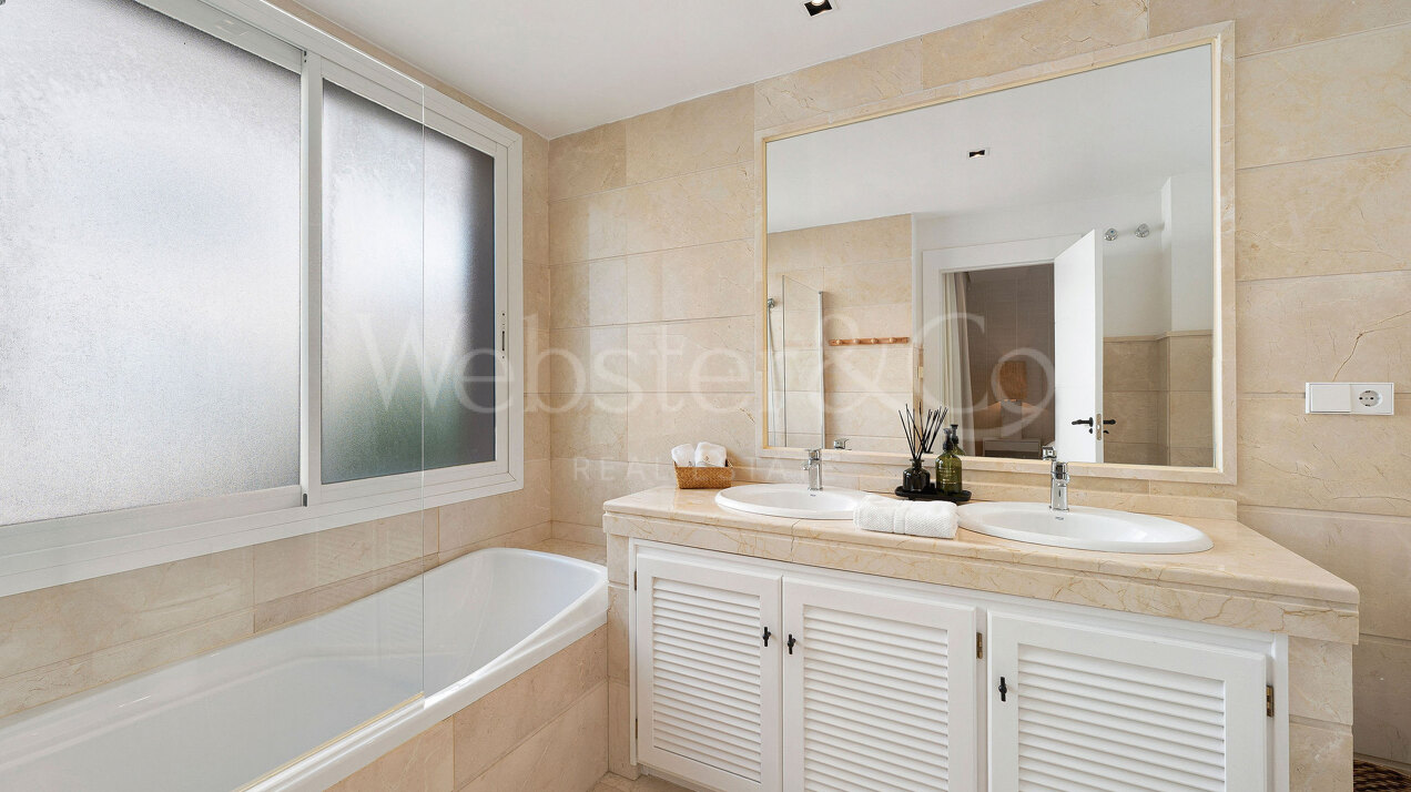 Apartment Phoenix - Renovated Elegance, Nueva Andalucia