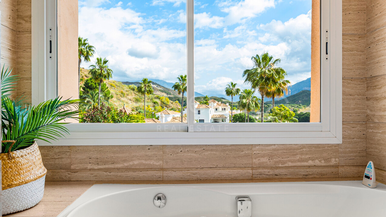 Apartment Phoenix - Renovated Elegance, Nueva Andalucia
