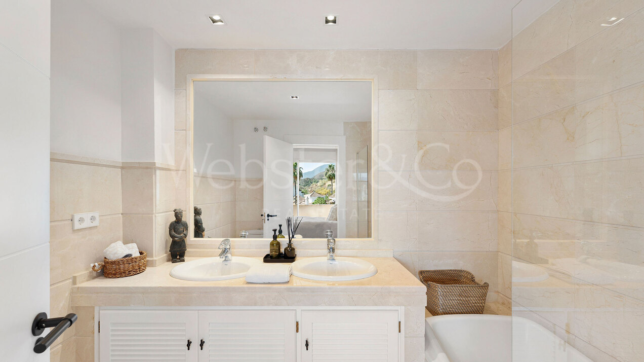 Apartment Phoenix - Renovated Elegance, Nueva Andalucia