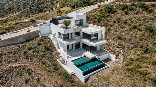 Property Highlights: - Panoramic sea views- Elevated Elviria location- Four-level designer villa- Private lift- Rooftop terrace- Smart home technology- Underfloor heating- Luxury en-suite bedrooms- Parking for three cars- Excellent investment potential