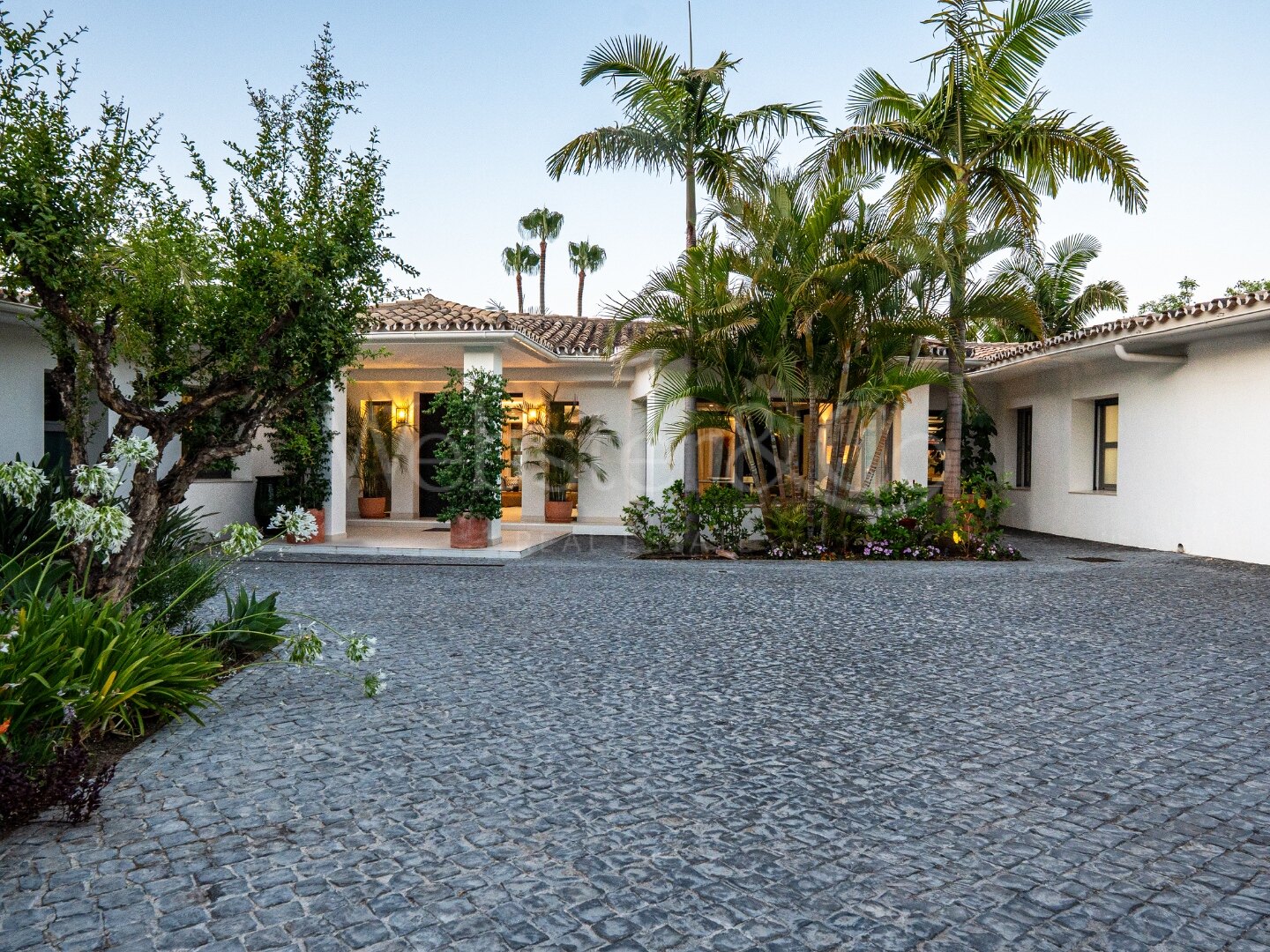 The Cerquilla Gardens - A Timeless Villa, Nueva Andalucia