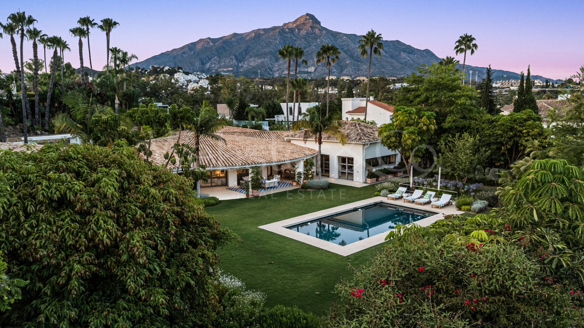 The Cerquilla Gardens - Una Villa Atemporal, Nueva Andalucía