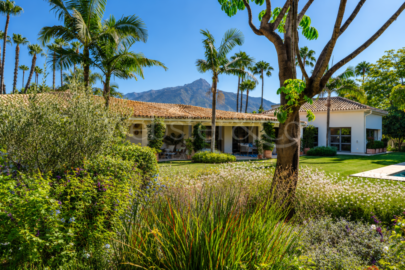 The Cerquilla Gardens - A Timeless Villa, Nueva Andalucia