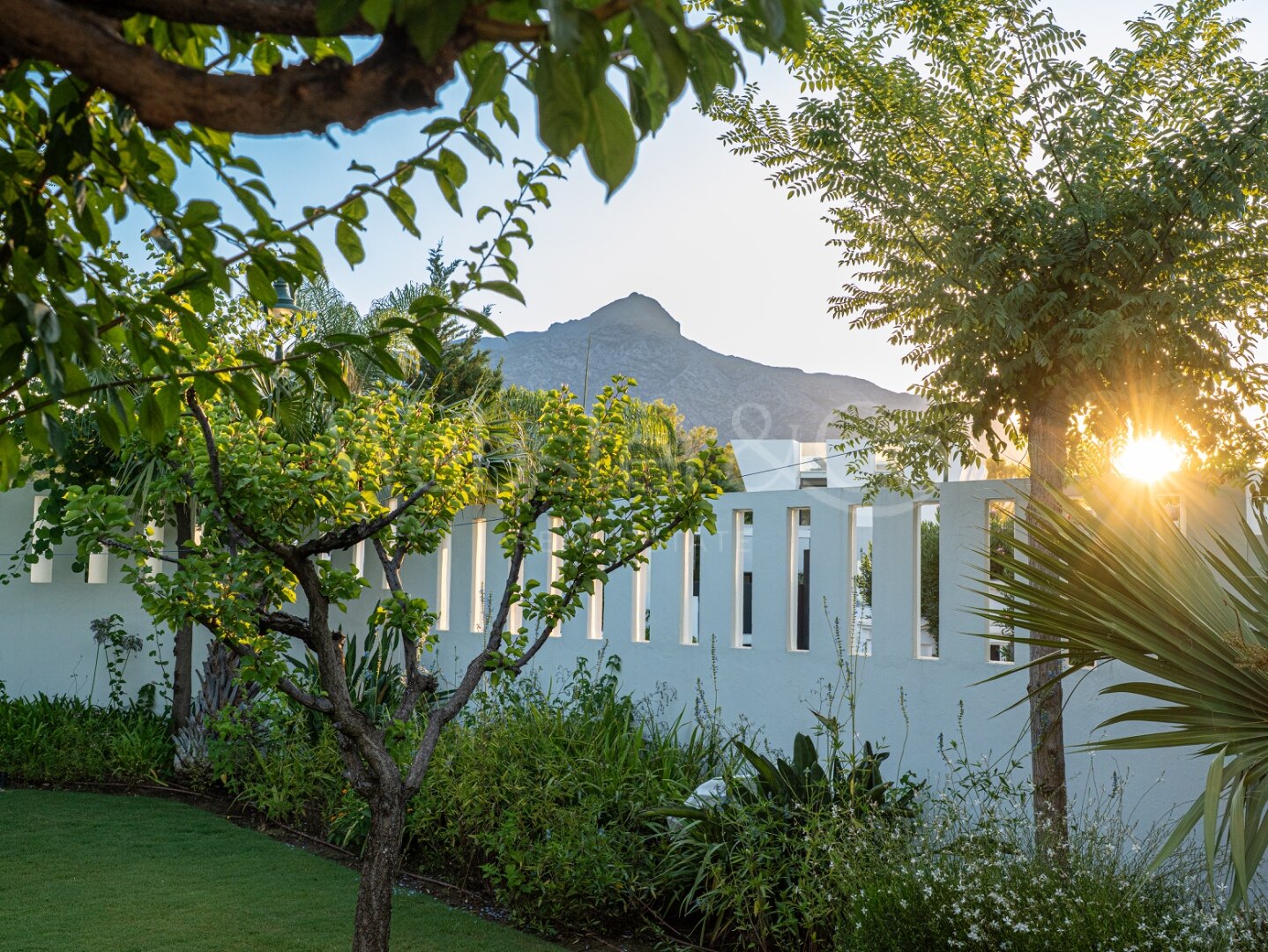 The Cerquilla Gardens - Una Villa Atemporal, Nueva Andalucía