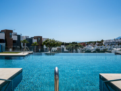 Property Highlights:- Frontline Golf- Cabopino Location- Ground Floor Duplex- 3 Bedrooms- 3 Bathrooms- Private Terrace- Large Basement- Natural Light- Indoor Pool- Gym & Concierge