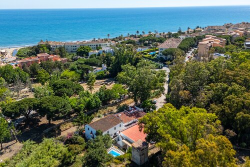 Property Highlights:- 2 Bedrooms- 1 Bathroom- Beachside Location- Walking Distance- Private Terrace- Natural Light- Renovation Project- Investment Opportunity- Well Connected- Surrounded by Nature